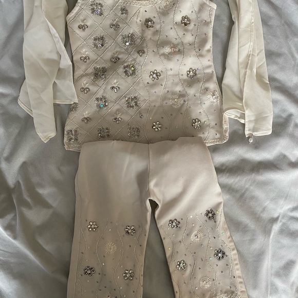Kurtis and suits for little girls. Sizes range from 12-14 months to size 4. - Picture 3 of 11